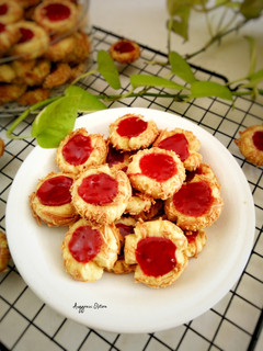 Foto resep Crunchy Strawberry Cheese Thumbprint Cookies