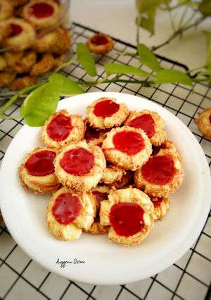 Foto resep Crunchy Strawberry Cheese Thumbprint Cookies