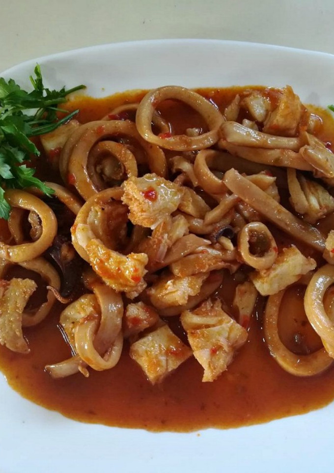 Una foto de Cataplana de calamar y bacalao