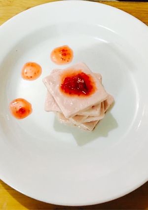 A picture of Frozen strawberry yogurt (Froyo).