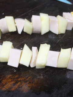 Una foto de Pinchos de pavo cocido y melón