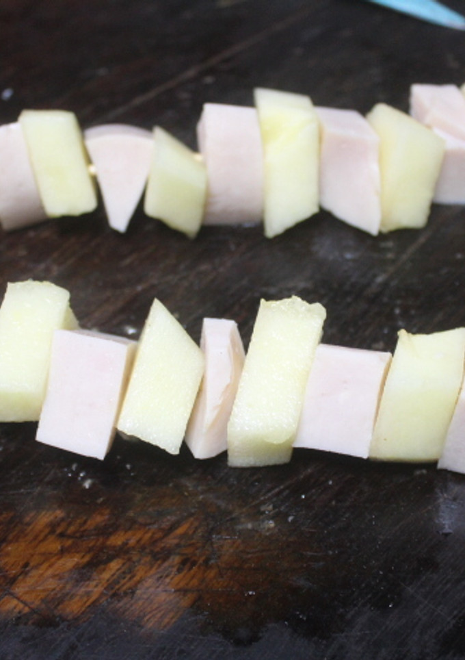 Una foto de Pinchos de pavo cocido y melón