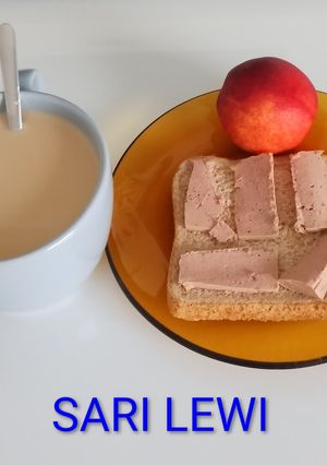 Una foto de Café CON LECHE, 1 REBANADA DE PAN DE MOLDE CON PATÉ DE CERDO Y NECTARINA