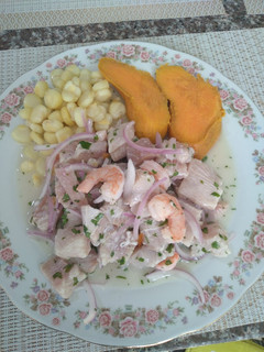 Una foto de Ceviche de pescado con langostinos