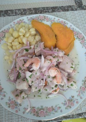 Una foto de Ceviche de pescado con langostinos