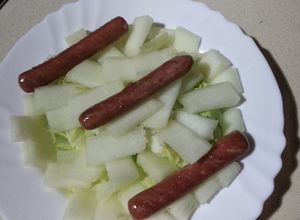 Una foto de Ensalada con Frankfurts