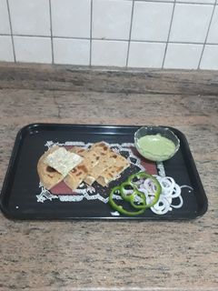 ચીઝ ચિલી પરાઠા (Cheese Chilli Paratha Recipe In Gujarati) રેસીપી મુખ્ય ફોટો