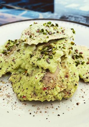 Foto di Ravioli di grano saraceno con bresaola accompagnati da crema di burrata al pistacchio