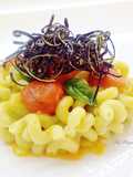 Riccioli con crema di melanzane, ciliegino e buccia di melanzana fritta