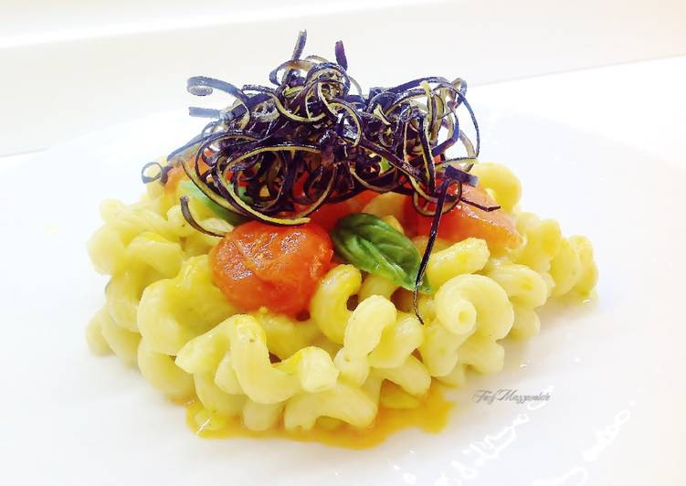 Riccioli con crema di melanzane, ciliegino e buccia di melanzana fritta