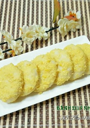 A picture of Bánh Dầy with Mung Bean Filling.