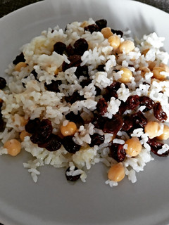 Una foto de Revuelto de arroz con garbanzos y pasas