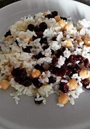 Foto principal de Revuelto de arroz con garbanzos y pasas