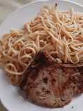 Chuleta de Cerdo con Tallarines y acompañada de Tomate al Comino