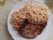 Una foto de pasta con chuletas de cerdo