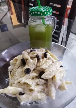 A picture of Chicken pasta with mint margarita.