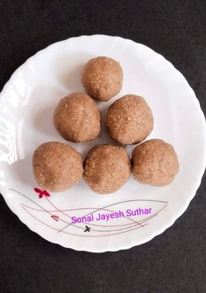 तिल गुड़ लड्डू रेसिपी मुख्य फोटो