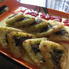 A picture of Palak peas triangles.