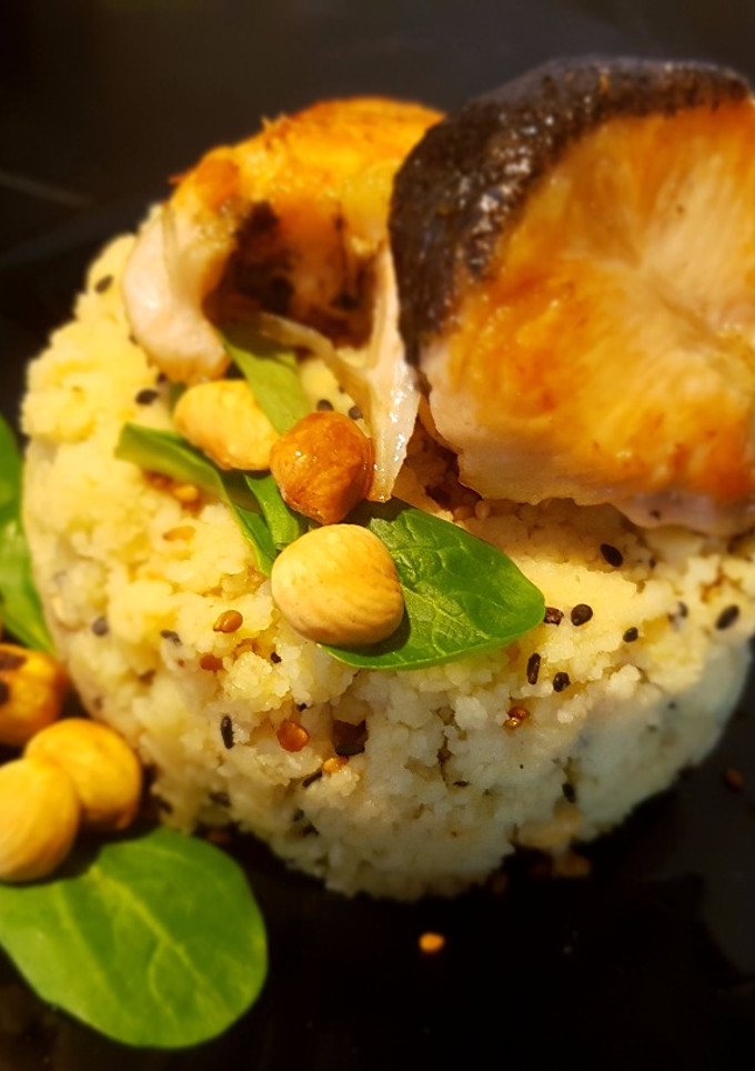 Una foto de Cuscus de avellanas y sésamo con salmón