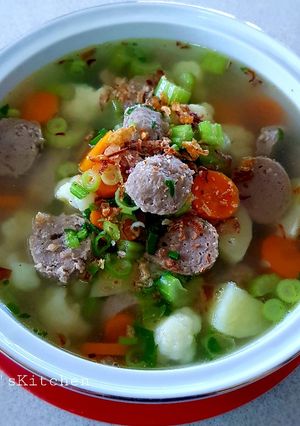 A picture of Vegetables and Meatball Soup.