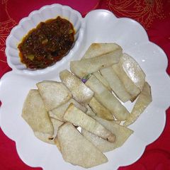 A picture of White Yam with sauce.