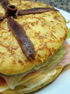 Una foto de Tortilla de patatas rellena