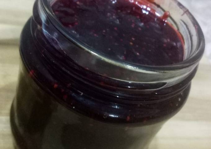 HOMEMADE YUMMY STRAWBERRY JAM WITH ONLY 3 INGREDIENTS!