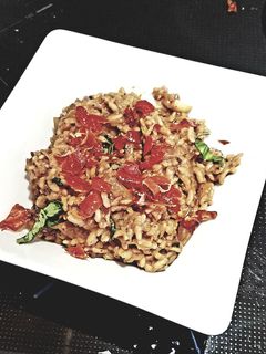 Una foto de Risotto de boletus con jamón crujiente