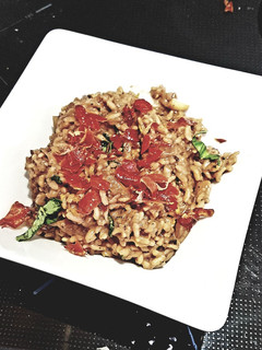 Una foto de Risotto de boletus con jamón crujiente
