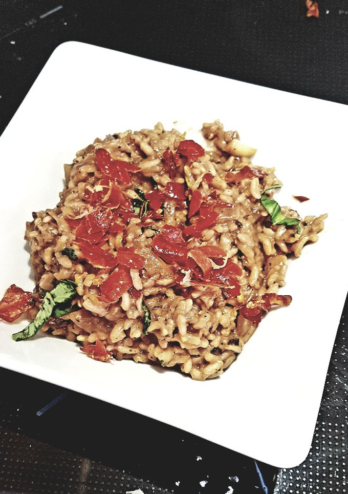 Una foto de Risotto de boletus con jamón crujiente