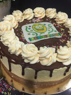 Una foto de Tarta mousse de mango y chocolate negro