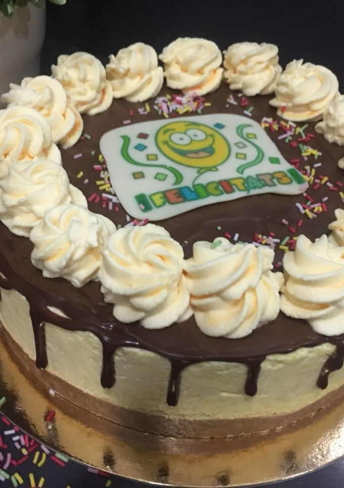 Una foto de Tarta mousse de mango y chocolate negro
