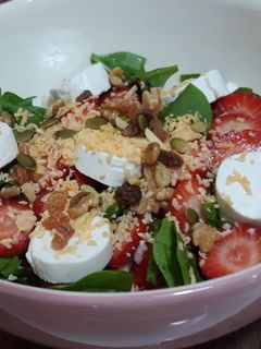 Una foto de Ensalada de espinacas y fresas