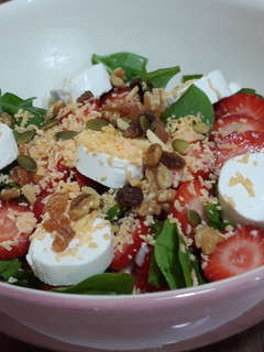 Una foto de Ensalada de espinacas y fresas