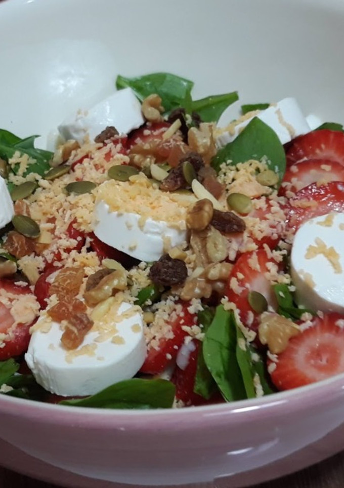Una foto de Ensalada de espinacas y fresas