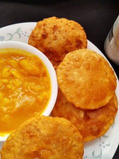 बेड़मी पूरी - सब्जी (Bedmi puri sabzi recipe in Hindi) रेसिपी मुख्य फोटो
