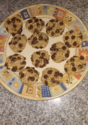 Una foto de Galletas de copos de avena, plátano y pepitas de chocolate