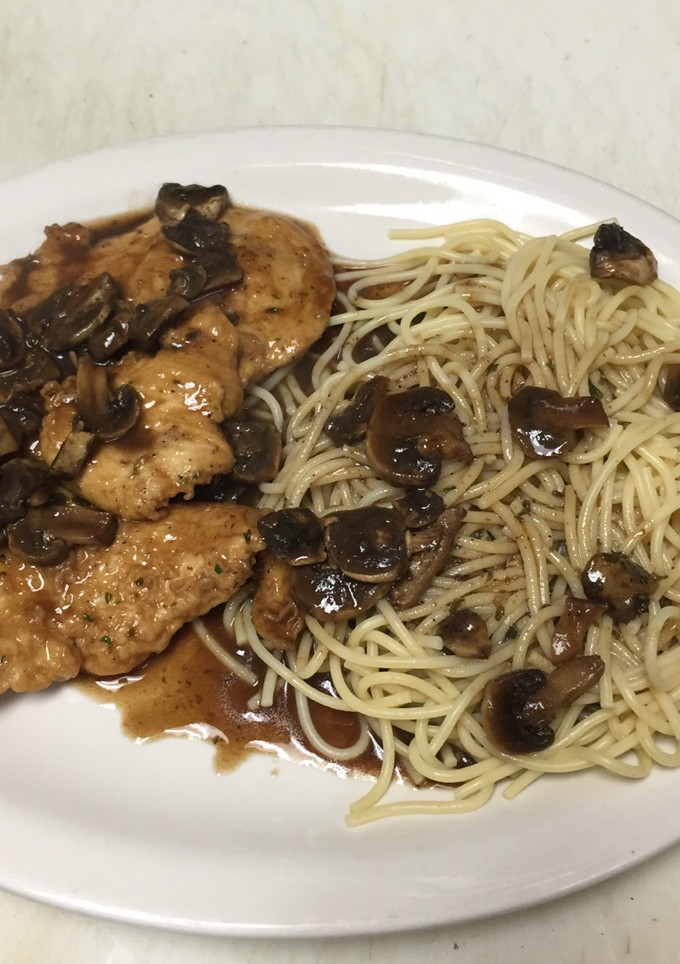 Una foto de Pollo marsala