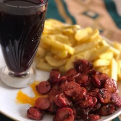 A picture of Fried potatoes 🥔 sausage sauce and zobo.