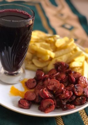 A picture of Fried potatoes 🥔 sausage sauce and zobo.