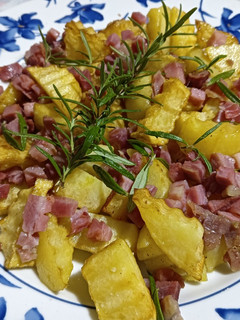 Una foto de Patatas fritas con daditos de jamón