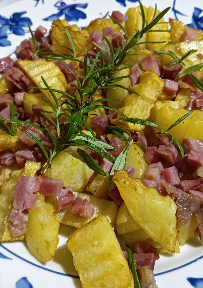 Una foto de Patatas fritas con daditos de jamón