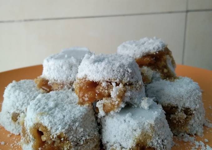 Kue putu bunga telang