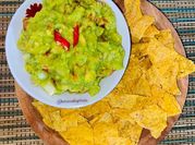 Gambar nachos alpukat tomat