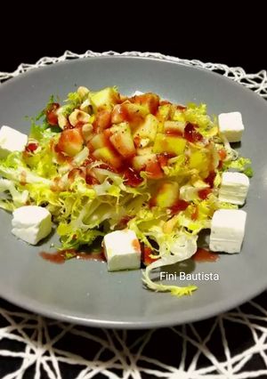 Una foto de Ensalada de escarola sirope de Granada y queso feta