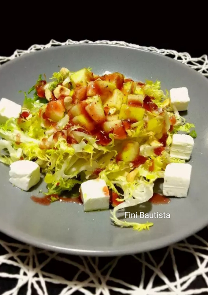 Una foto de Ensalada de escarola sirope de Granada y queso feta