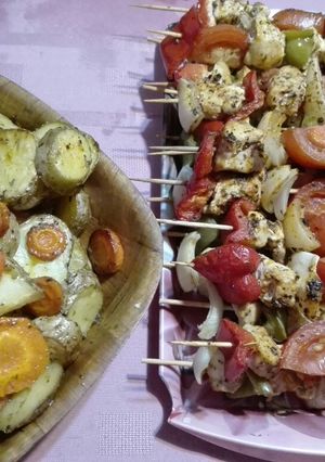 Una foto de Brochette de pollo y verduras