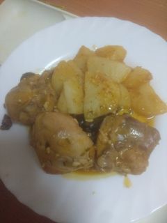 Una foto de Contramuslos de pollo en salsa con papas asadas