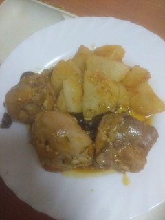 Una foto de Contramuslos de pollo en salsa con papas asadas