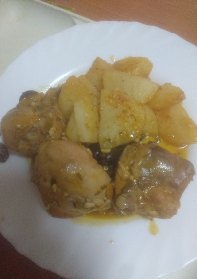 Una foto de Contramuslos de pollo en salsa con papas asadas